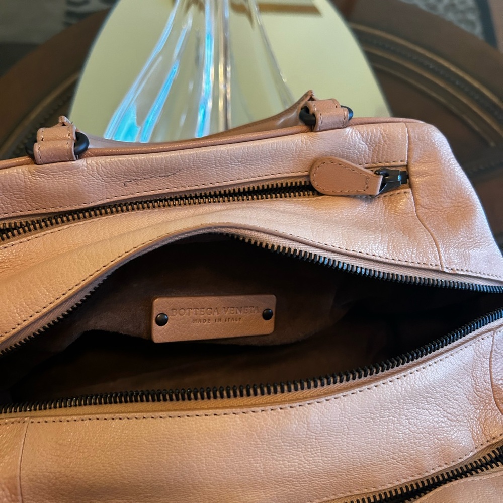 Bottega Veneta Elegant Tan Leather Bag - Picture 9 of 9